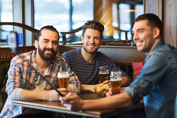 Image showing friends taking selfie and drinking beer at bar