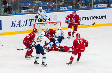 Image showing Everybody fall into the gate