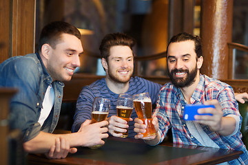 Image showing friends taking selfie and drinking beer at bar