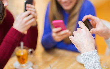 Image showing group of friends with smartphones meeting at cafe