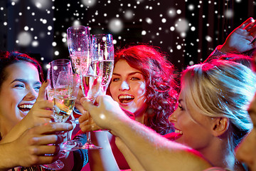 Image showing smiling friends with glasses of champagne in club