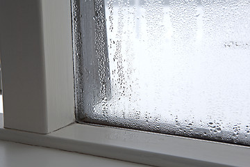 Image showing Humidity at a window