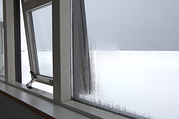 Image showing Humidity at a window
