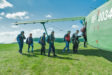 Image showing Paratroopers enter into AH-2 plane