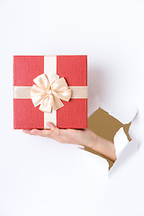 Image showing Paper though the gift box