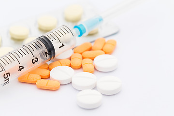 Image showing Syringe and some pills