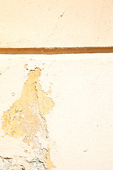 Image showing  cracked   brick in   wall  material the background