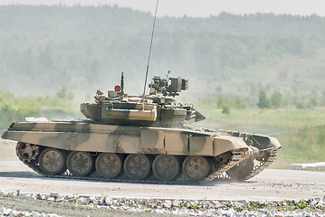 Image showing Tank T-80s in motion