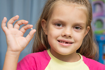 Image showing At the five year old girl fell upper front baby tooth