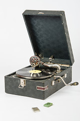 Image showing General view of the gramophone, lie next to the box with the gramophone needles
