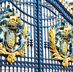 Image showing in london england the old metal gate  royal palace