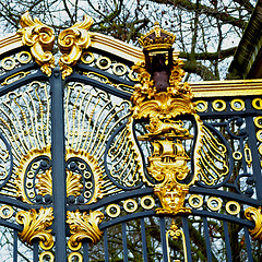 Image showing in london england the old metal gate  royal palace