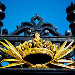 Image showing in london england the old metal gate  royal palace