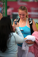 Image showing Caroline Wozniacki gives autographs in Doha, Qatar