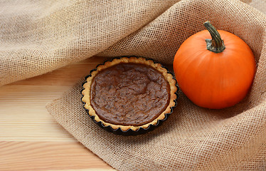Image showing Pumpkin pie and pumpkin in hessian