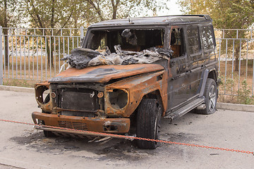 Image showing Front view of the burned large SUV