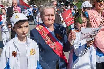 Image showing Veterans of sport with children walking on parade
