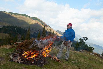 Image showing hiking man try to light fire