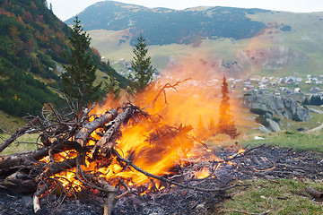 Image showing hiking man prepare tasty sausages on campfire