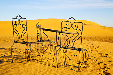 Image showing table and seat in desert   