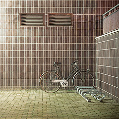 Image showing vintage bicycle near the concrete wall
