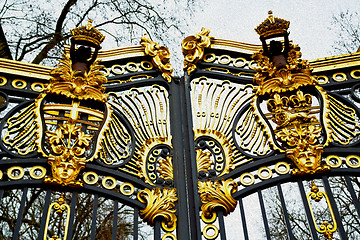 Image showing in london england the old metal gate  royal palace