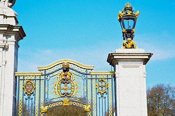 Image showing in london england the old metal gate  royal palace