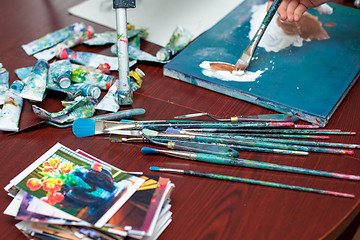 Image showing Artist\'s hands close-up on the background of palette 