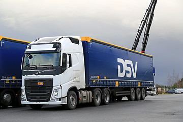 Image showing White Volvo FH 500 Semi Truck at Demo Drive