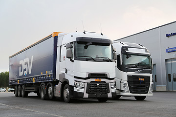 Image showing Renault Trucks T and Volvo FH Semi  on Demo Drive Event