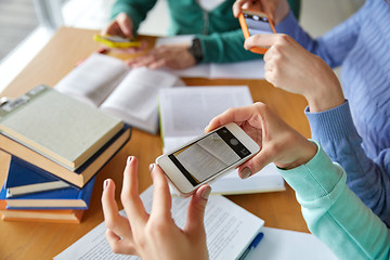 Image showing students with smartphones making cheat sheets