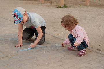 Image showing Children draw in the street