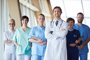 Image showing group of medical staff at hospital, handsome doctor in front of 