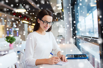 Image showing smiling woman with tablet pc at cafe