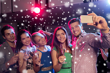 Image showing friends with glasses and smartphone in club