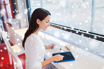 Image showing smiling woman with tablet pc and coffee at cafe