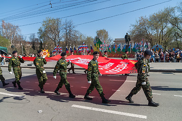 Image showing Cadets of patriotic club go on parade with flag