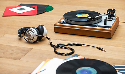 Image showing Vinyl record player and head set