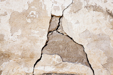 Image showing crack in the wall  