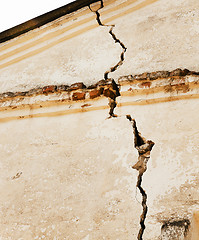 Image showing crack in the wall  