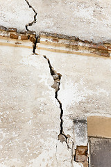 Image showing crack in the wall  