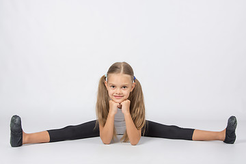 Image showing Girl gymnast performs a cross twine