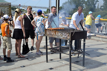 Image showing Preparation and sale of shish kebabs on the city street in Tyume