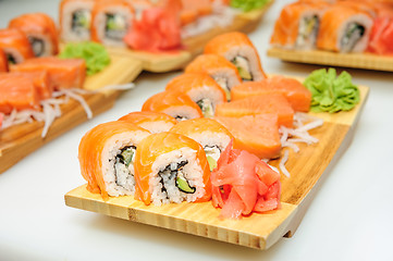 Image showing Maki ushi rolls with salmon