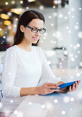 Image showing smiling woman with tablet pc at cafe