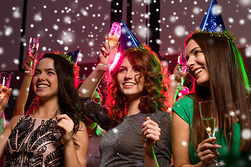 Image showing smiling friends with glasses of champagne in club