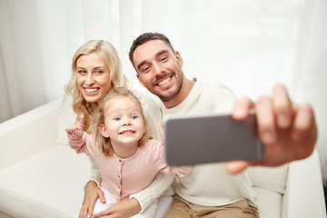 Image showing family taking selfie with smartphone at home