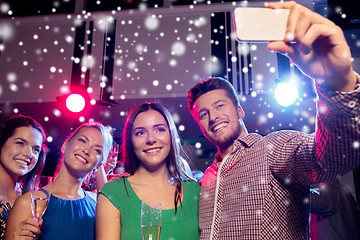 Image showing friends with glasses and smartphone in club