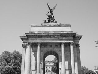Image showing Black and white Wellington arch in London