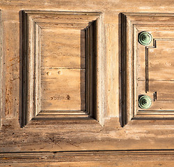 Image showing   the legnano   rusty brass brown knocker   door   closed wood i